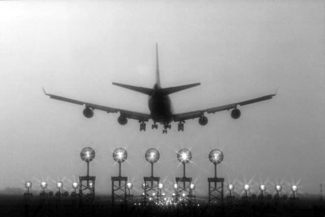airplane-landing-1486116-638x426